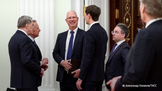 Российские и американские переговорщики непринужденно пообщались друг с другом до выхода к ним Путина, передает корреспондент ТАСС