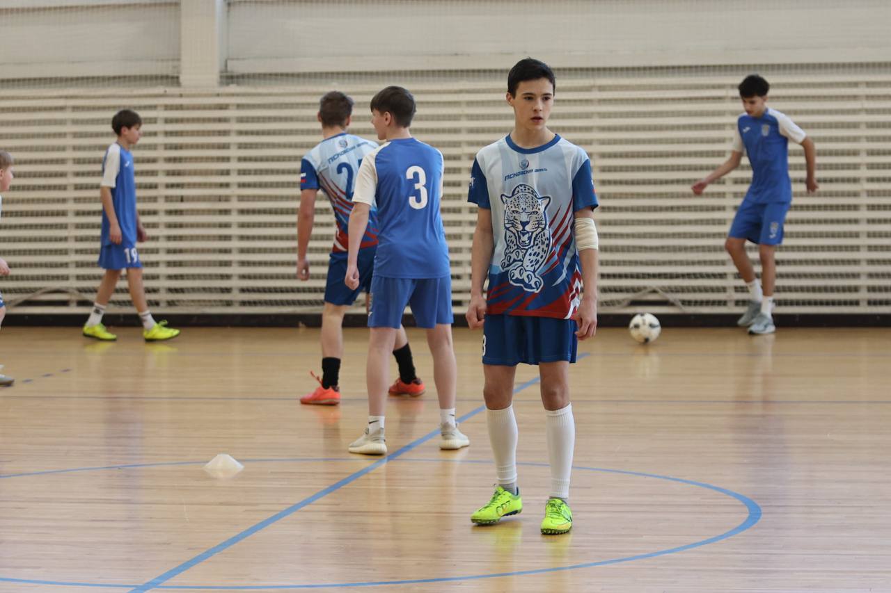 Знаменитые футболисты провели мастеркласс для псковских спортсменов Знаменитые футболисты провели мастеркласс для псковских спортсменов