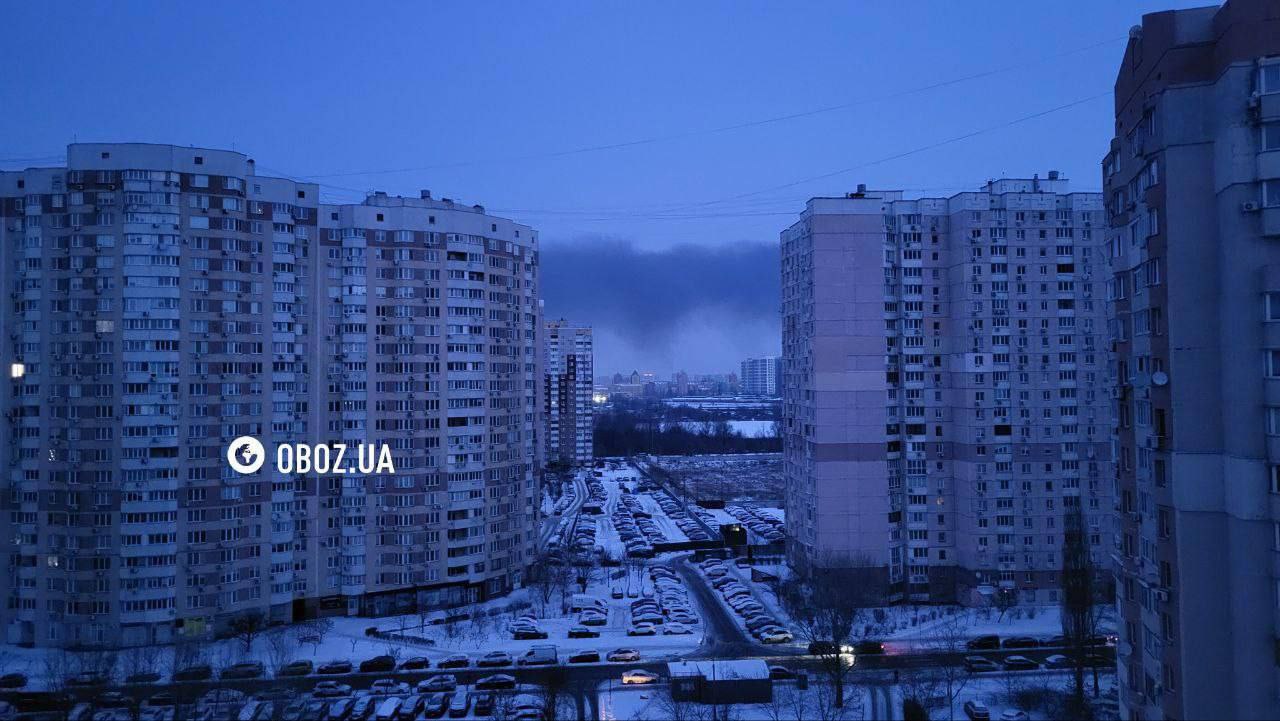 Вид на Левый берег Киева. Над городом стоит смог, нет электричества, а в воздухе витает "легкое чувство отказа от коммунистического наследия" Вид на Левый берег Киева. Над городом стоит смог, нет электричества, а в воздухе витает "легкое чувство отказа от коммунистического наследия"