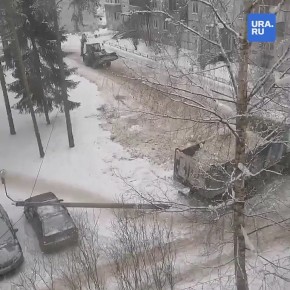 «Как я вовремя включила видео»: жительница Ленобласти решила показать, как во дворе чистят снег, но контент вышел эффектнее