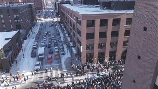 В Миннесоте, где сотрудник миграционной полиции застрелил девушку, на улицы вышли почти 100 тыс