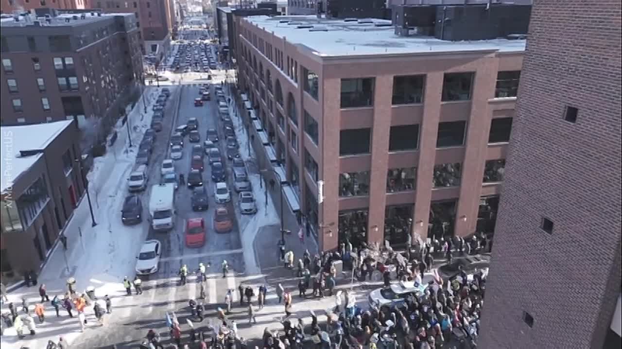 В Миннесоте, где сотрудник миграционной полиции застрелил девушку, на улицы вышли почти 100 тыс