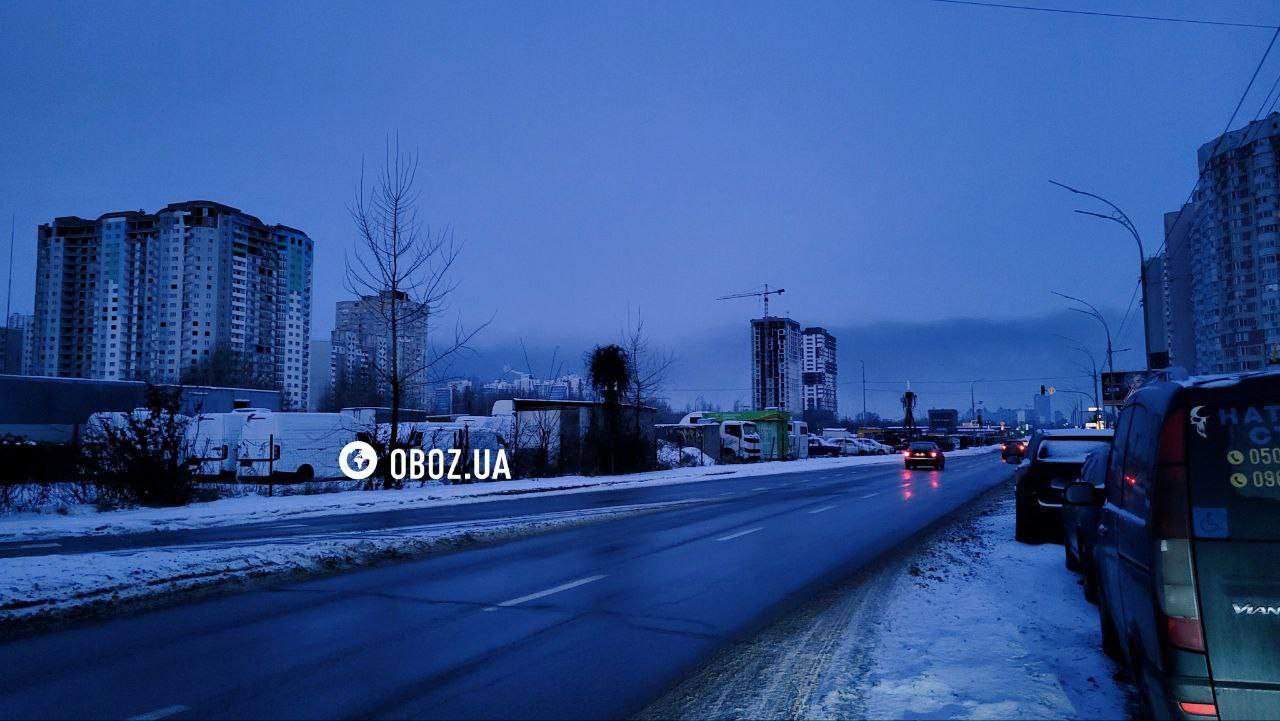 Вид на Левый берег Киева. Над городом стоит смог, нет электричества, а в воздухе витает "легкое чувство отказа от коммунистического наследия"