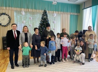 Генеральный консул России в Бресте Олег Мурашев и Архиепископ Брестский и Кобринский Иоанн посетили ГУДО «Детский сад № 13», чтобы передать юным жителям города над Бугом подарки