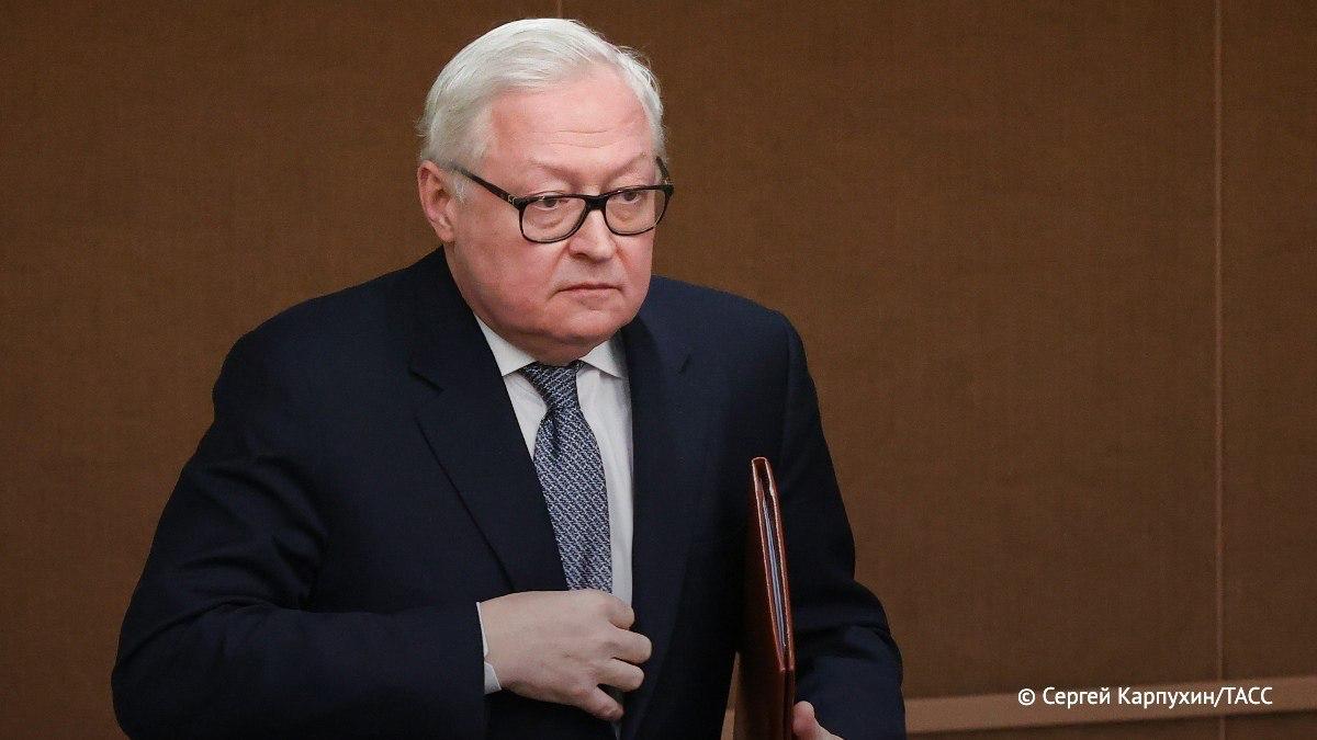 Россия настаивает на освобождении захваченного и вывезенного из Венесуэлы в США Николаса Мадуро, заявил в интервью ТАСС Сергей Рябков