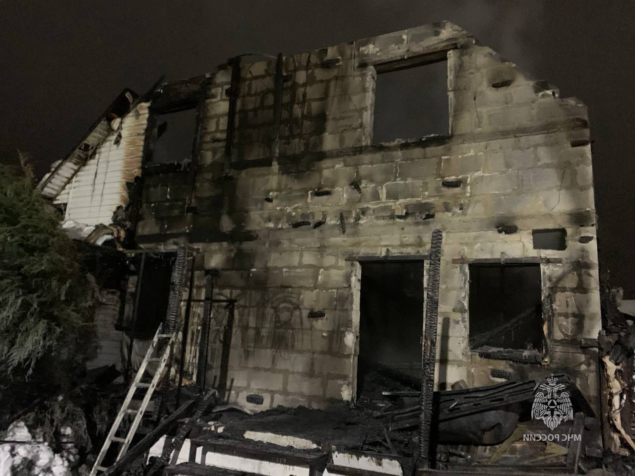 «Пожар унес две жизни». Частный дом загорелся сегодня ночью в подмосковном муниципальном округе Истра, сообщило МЧС