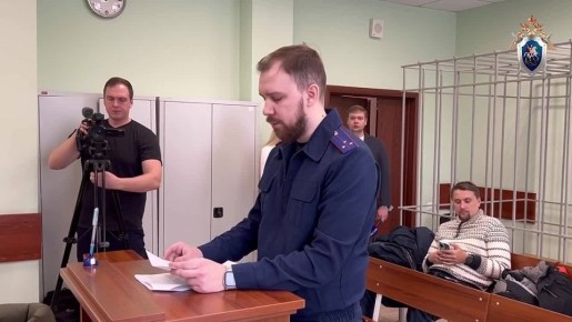 Девушку, которая помогала подростку украсть деньги из сейфа отца в Красноярском крае, арестовали на 1 месяц и 27 суток