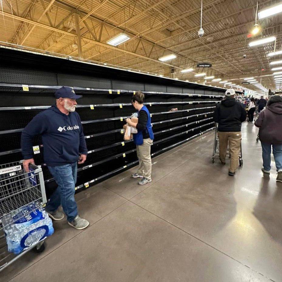 Пока власти США рассуждают о присоединении заснеженной Гренландии, в американских городах люди паникуют и сметают все с полок супермаркетов из-за снегопада Пока власти США рассуждают о присоединении заснеженной Гренландии, в американских городах люди паникуют и сметают все с полок супермаркетов из-за снегопада