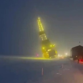 Момент обрушения мобильной буровой установки на Аляске