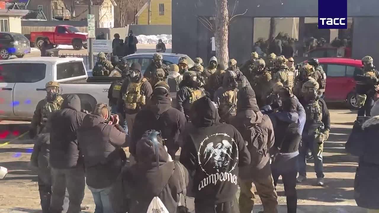 Демократы в США угрожают правительству новым шатдауном из-за скандалов со стрельбой, пишет CNN