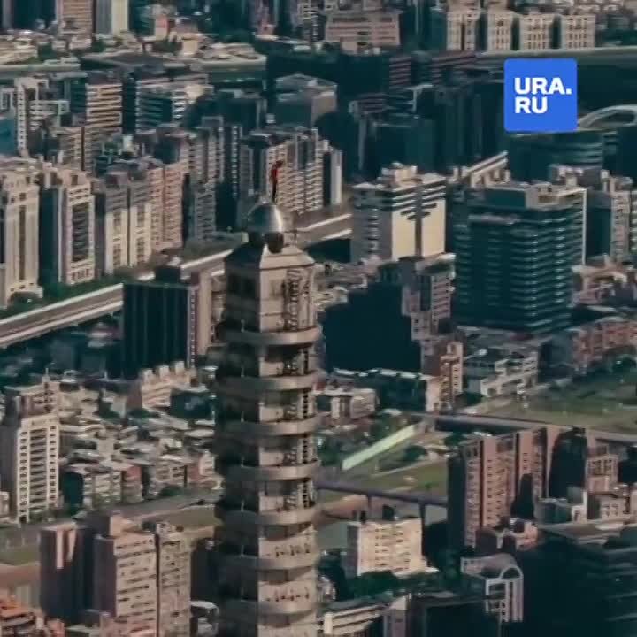 Забрался на небоскреб без страховки: скалолаз из США Алекс Хоннольд поднялся на 500-метровое здание «Тайбэй 101» на Тайване, сообщило CNA