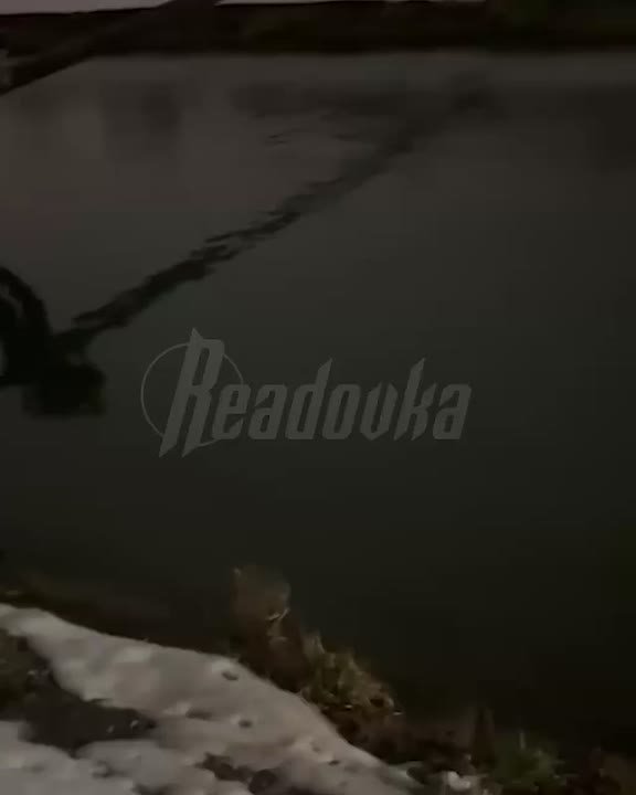 Случайные прохожие спасли мать с ребенком из тонущего такси в Махачкале