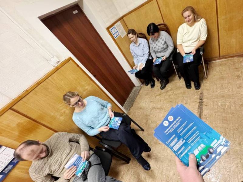 В Великих Луках сотрудники Госавтоинспекции провели профилактическую акцию В Великих Луках сотрудники Госавтоинспекции провели профилактическую акцию