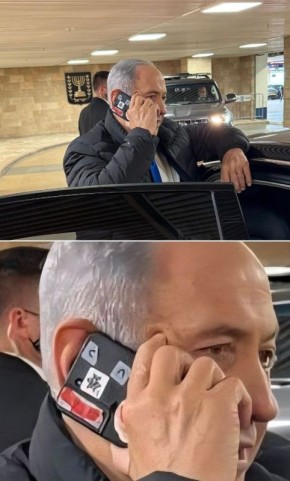 По сетям разлетелся снимок Нетаньяху, говорящего по телефону