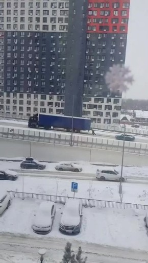 Самый сильный гаишник в мире найден в Реутове — он в одиночку смог затолкать в горку буксующую на скользкой дороге фуру