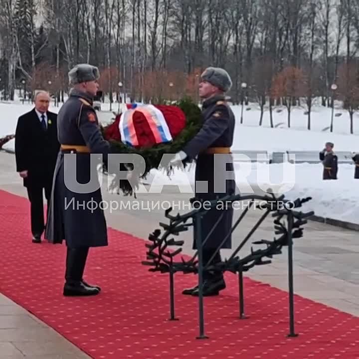 Путин посетил Пискаревское кладбище