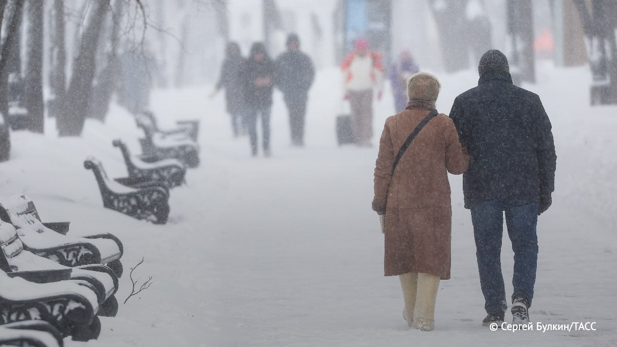 Снегопад в Москве и Подмосковье продлится, как минимум, до четверга, сообщили ТАСС в Гидрометцентре