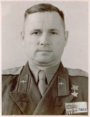 Летчик Михаил Левин совершил 33 вылета, доставляя продукты в блокадный Ленинград