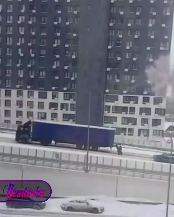 Отважный сотрудник ГИБДД голыми руками толкал грузовик в Подмосковье