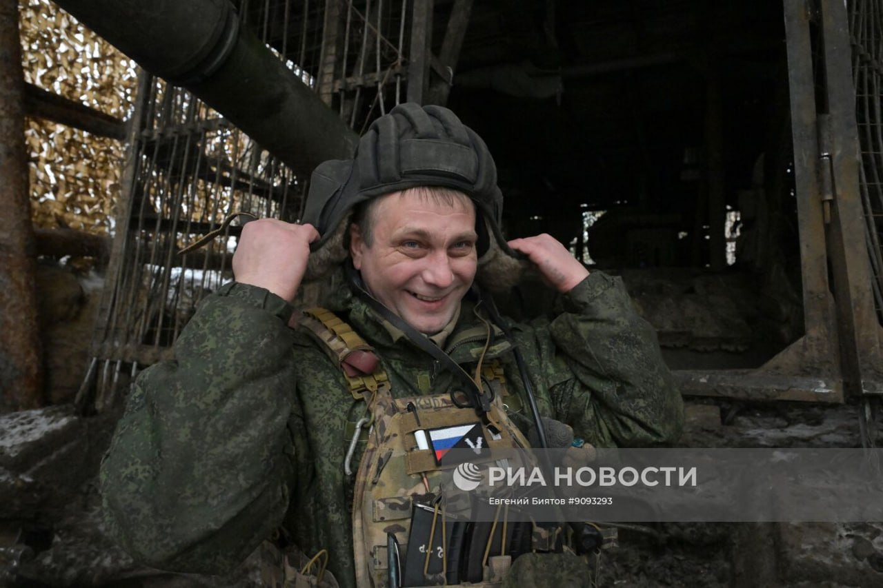 Боевая работа экипажа танка Т-90М "Прорыв" 25-й общевойсковой армии группировки войск "Запад" в зоне проведения СВО Боевая работа экипажа танка Т-90М "Прорыв" 25-й общевойсковой армии группировки войск "Запад" в зоне проведения СВО