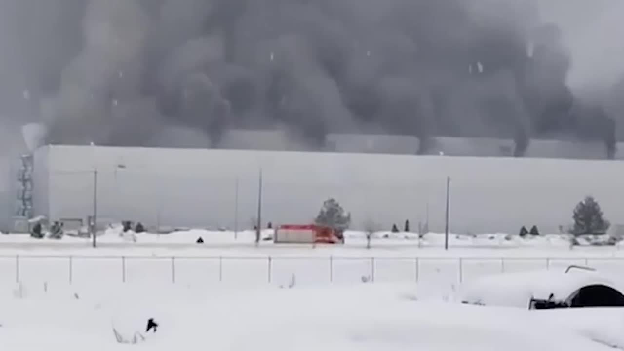 Произошло задымление в одном из производственных цехов завода АГР в Калуге, персонал был своевременно эвакуирован, пострадавших нет, сообщили ТАСС в пресс-службе компании