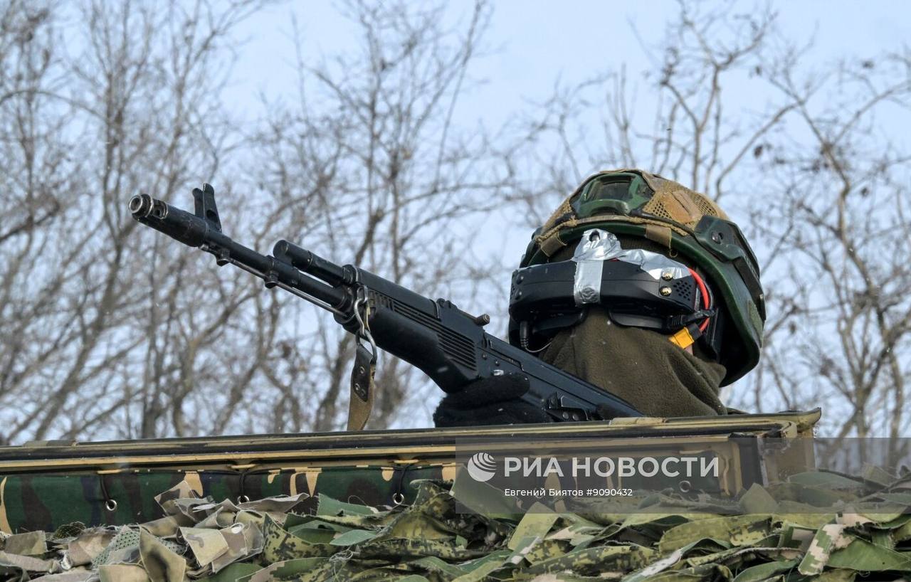 Работа расчёта инженерной системы дистанционного минирования (ИСДМ) «Земледелие» 45-й отдельной инженерной бригады группировки войск «Запад» на Купянском направлении под прикрытием станции РЭБ Работа расчёта инженерной системы дистанционного минирования (ИСДМ) «Земледелие» 45-й отдельной инженерной бригады группировки войск «Запад» на Купянском направлении под прикрытием станции РЭБ