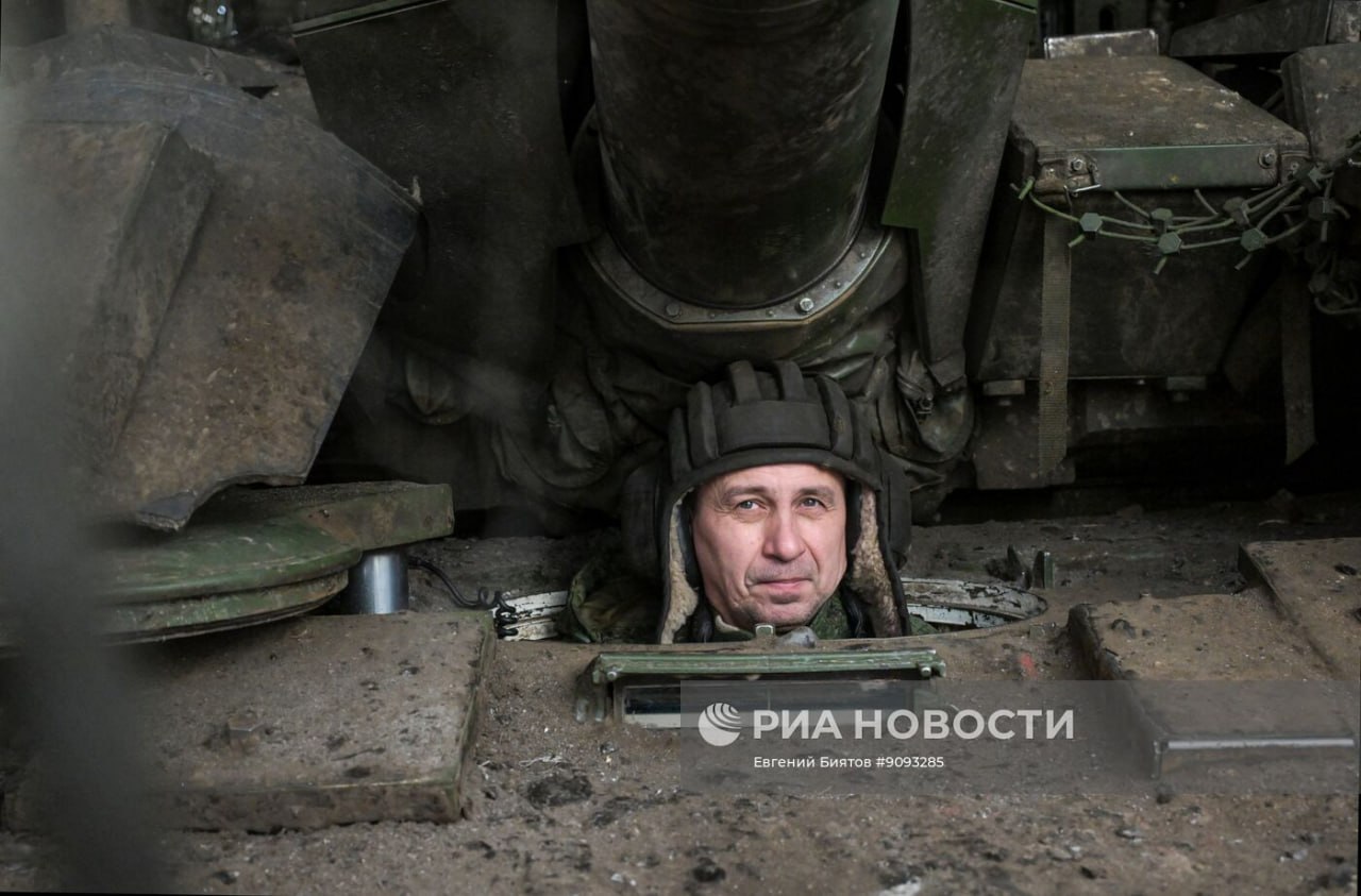 Боевая работа экипажа танка Т-90М "Прорыв" 25-й общевойсковой армии группировки войск "Запад" в зоне проведения СВО Боевая работа экипажа танка Т-90М "Прорыв" 25-й общевойсковой армии группировки войск "Запад" в зоне проведения СВО