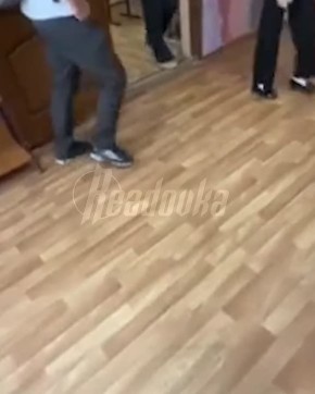 Школьник ударил девочку о дверной косяк так, что она потеряла сознание — ученицу травят из-за гибели отца на СВО