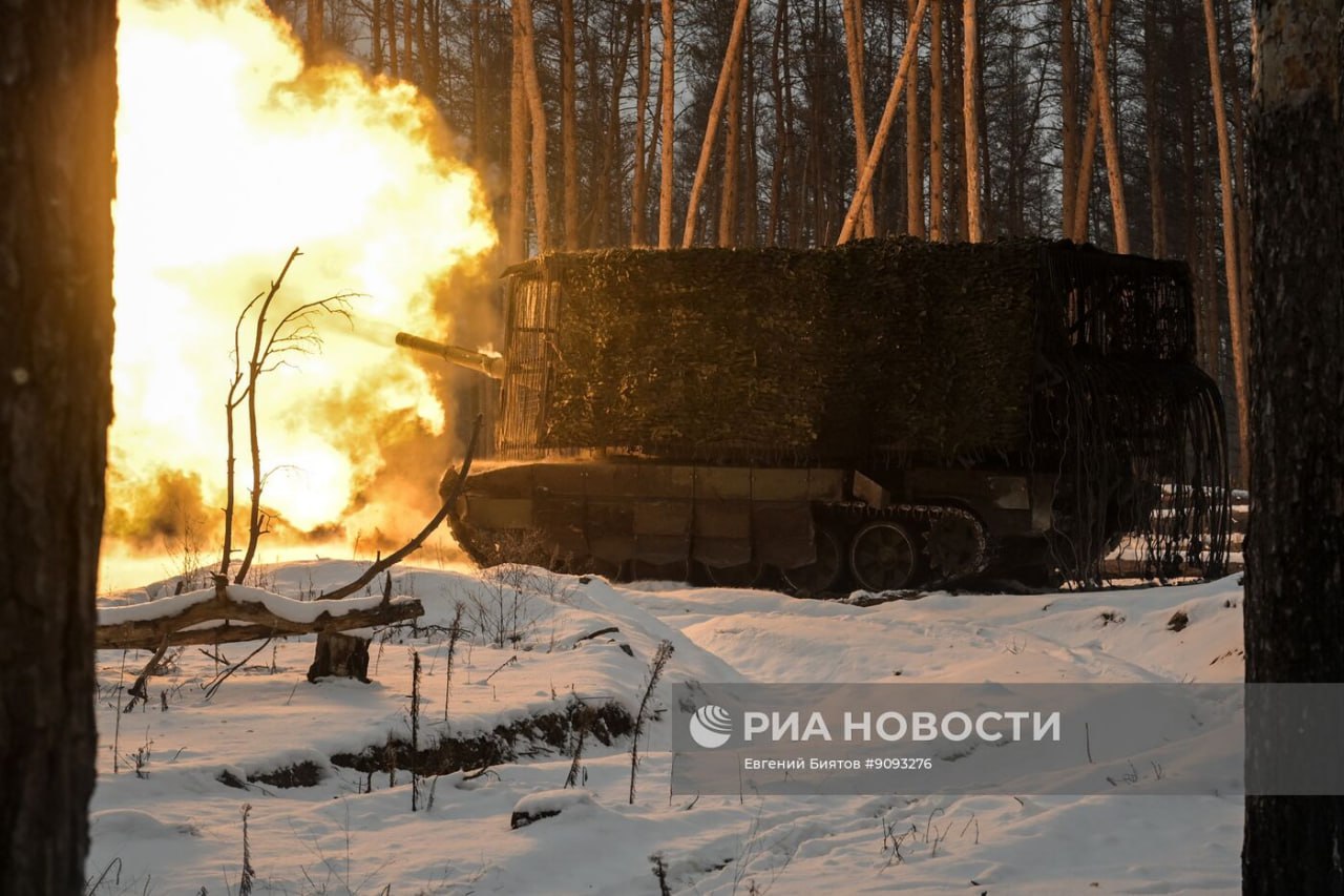 Боевая работа экипажа танка Т-90М "Прорыв" 25-й общевойсковой армии группировки войск "Запад" в зоне проведения СВО Боевая работа экипажа танка Т-90М "Прорыв" 25-й общевойсковой армии группировки войск "Запад" в зоне проведения СВО