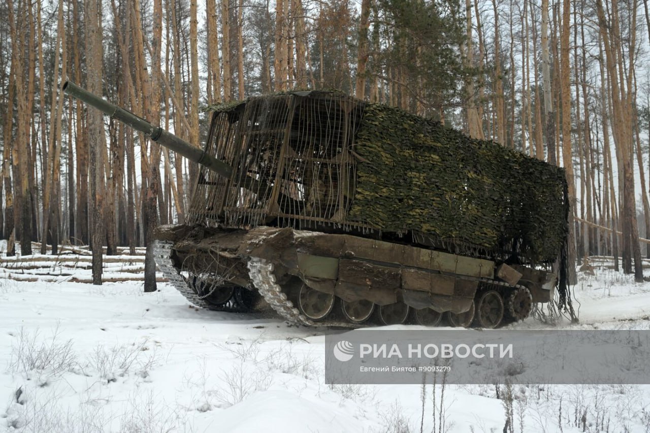 Боевая работа экипажа танка Т-90М "Прорыв" 25-й общевойсковой армии группировки войск "Запад" в зоне проведения СВО Боевая работа экипажа танка Т-90М "Прорыв" 25-й общевойсковой армии группировки войск "Запад" в зоне проведения СВО