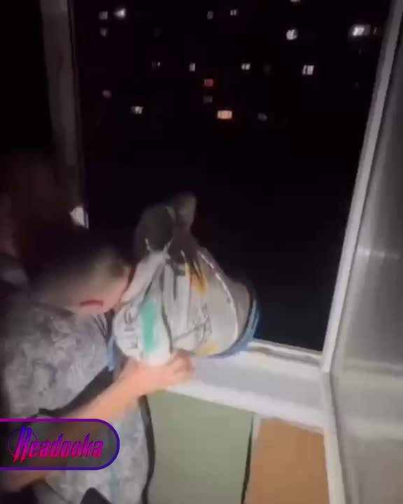 Воронежский папа спустил ребенка по тросу с 7 этажа