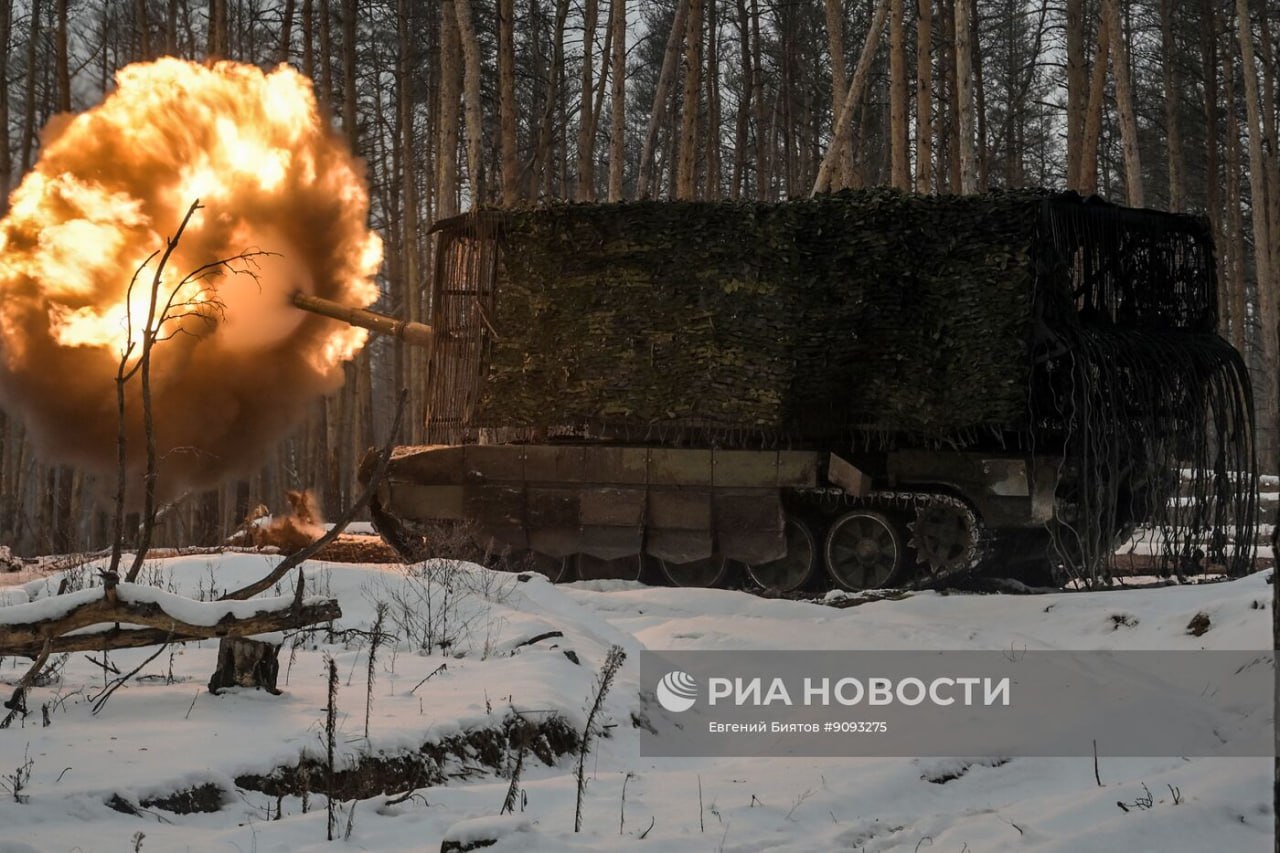 Боевая работа экипажа танка Т-90М "Прорыв" 25-й общевойсковой армии группировки войск "Запад" в зоне проведения СВО Боевая работа экипажа танка Т-90М "Прорыв" 25-й общевойсковой армии группировки войск "Запад" в зоне проведения СВО