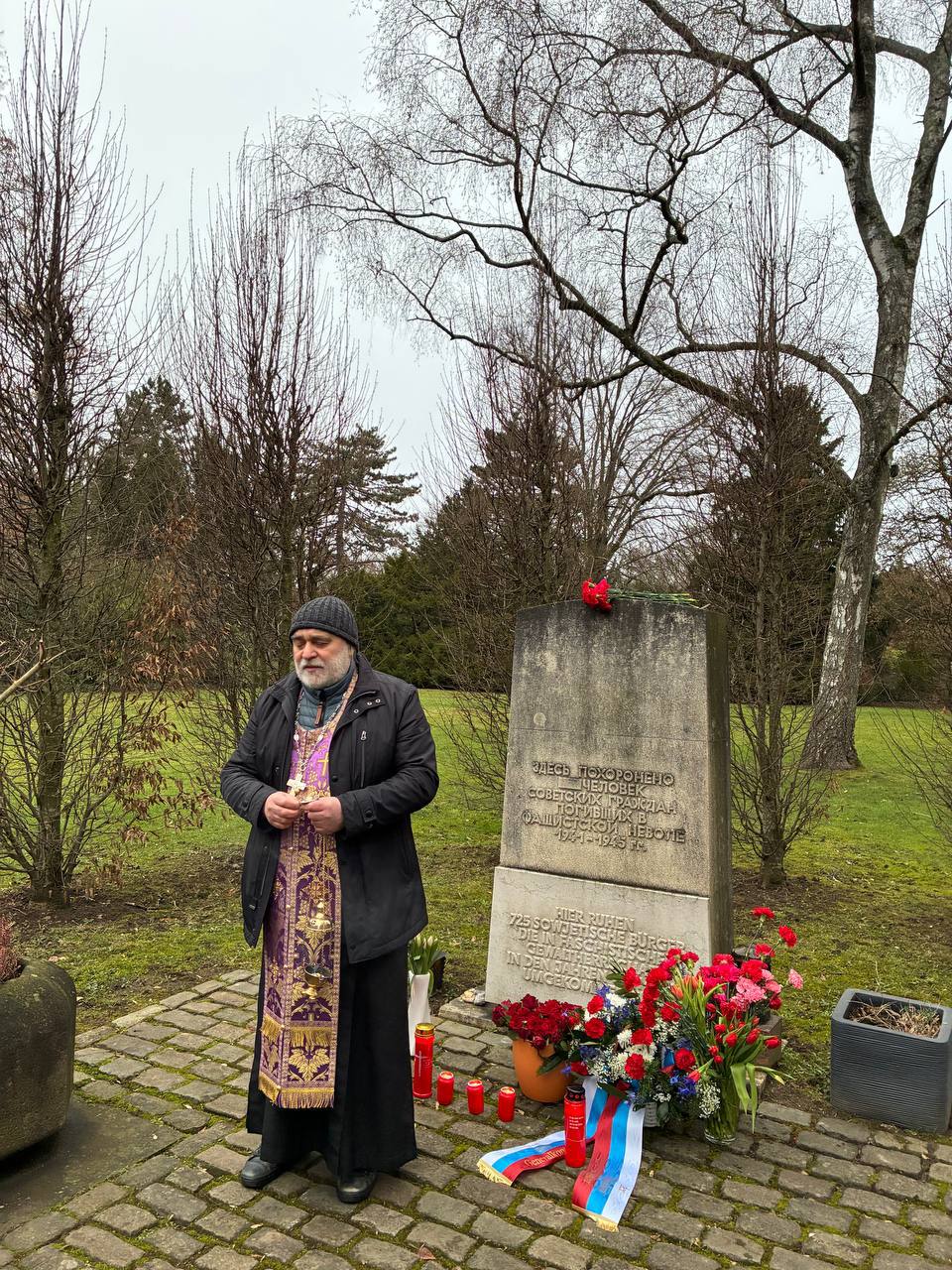 27 января по случаю 82-й Годовщины снятия блокады Ленинграда на городском кладбище Эренфридхоф в Дюссельдорфе состоялась церемония возложения венков и цветов к мемориалу 752 советским гражданам, погибшим на принудительных... 27 января по случаю 82-й Годовщины снятия блокады Ленинграда на городском кладбище Эренфридхоф в Дюссельдорфе состоялась церемония возложения венков и цветов к мемориалу 752 советским гражданам, погибшим на принудительных...