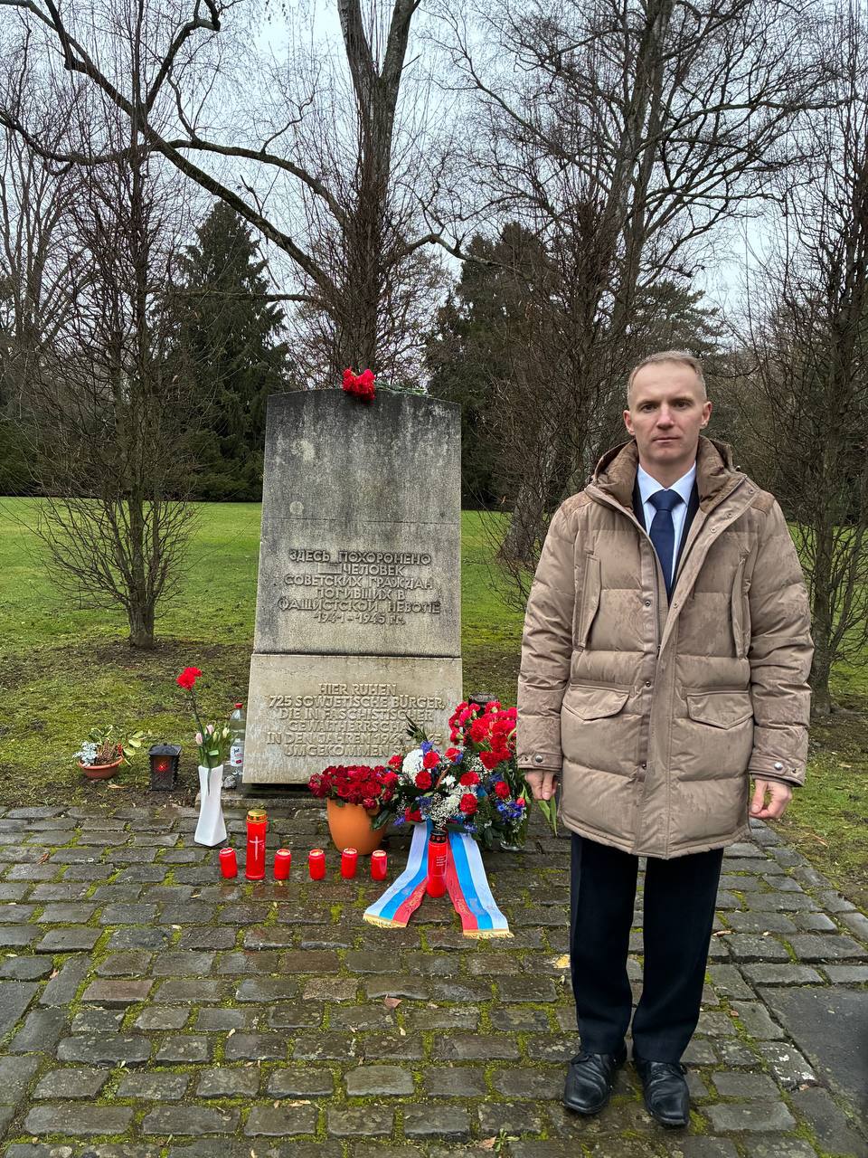 27 января по случаю 82-й Годовщины снятия блокады Ленинграда на городском кладбище Эренфридхоф в Дюссельдорфе состоялась церемония возложения венков и цветов к мемориалу 752 советским гражданам, погибшим на принудительных... 27 января по случаю 82-й Годовщины снятия блокады Ленинграда на городском кладбище Эренфридхоф в Дюссельдорфе состоялась церемония возложения венков и цветов к мемориалу 752 советским гражданам, погибшим на принудительных...