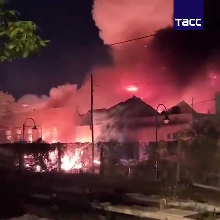 Сильный взрыв прогремел в Буэнос-Айресе, пожар перекинулся на соседние дома, пишет La Nacin