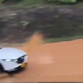 Парализованное движение, плавающие мотоциклы и разломы на асфальте — такие последствия выхода из берегов реки Медельин в Колумбии