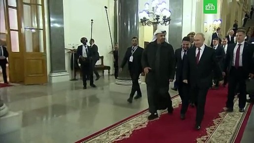 Президент ОАЭ Мухаммед Аль Нахайян посетил сегодня Россию в куртке, которую в 2022 году в Санкт-Петербурге ему подарил Путин