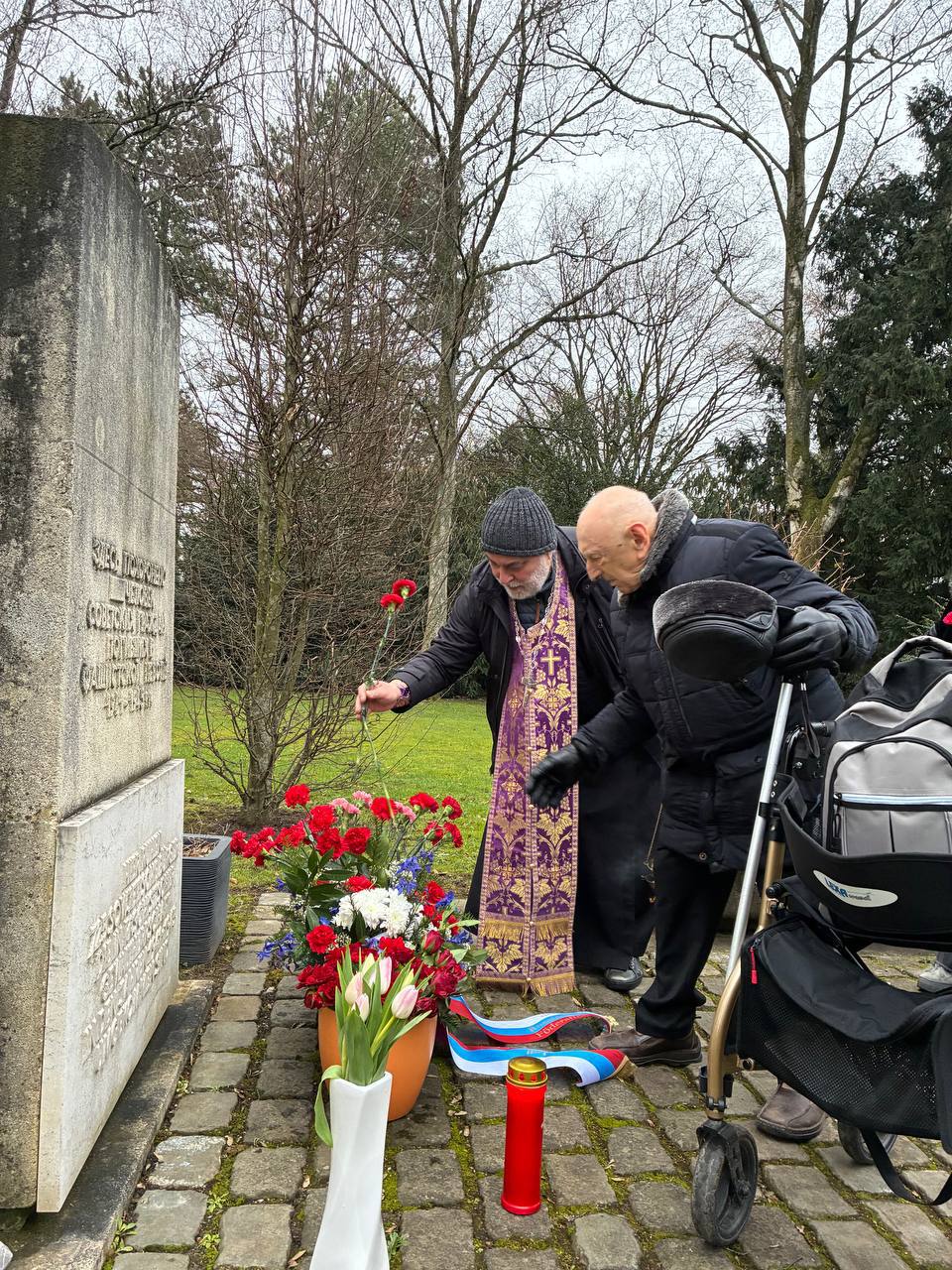 27 января по случаю 82-й Годовщины снятия блокады Ленинграда на городском кладбище Эренфридхоф в Дюссельдорфе состоялась церемония возложения венков и цветов к мемориалу 752 советским гражданам, погибшим на принудительных... 27 января по случаю 82-й Годовщины снятия блокады Ленинграда на городском кладбище Эренфридхоф в Дюссельдорфе состоялась церемония возложения венков и цветов к мемориалу 752 советским гражданам, погибшим на принудительных...