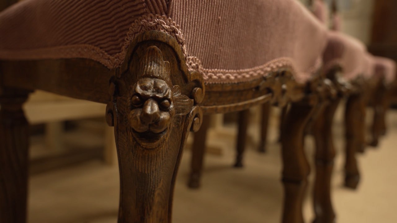 Пять стульев Псковского музея, пострадавших от пожара в 2022 году в усадьбе Римского-Корсакого в Любенске, вернулись после реставрации Пять стульев Псковского музея, пострадавших от пожара в 2022 году в усадьбе Римского-Корсакого в Любенске, вернулись после реставрации