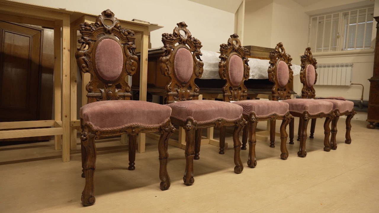 Пять стульев Псковского музея, пострадавших от пожара в 2022 году в усадьбе Римского-Корсакого в Любенске, вернулись после реставрации