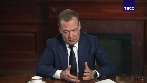 Трамп реально старается, чтобы остаться в истории миротворцем, заявил Медведев в интервью ТАСС, Reuters и проекту Wargonzo