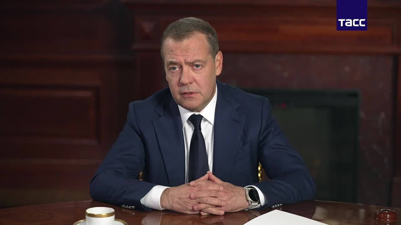 Медведев в ответ на вопрос ТАСС заявил, что власть в Евросоюзе "захватила банда полоумных"