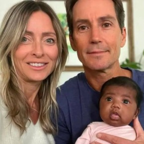 У белой пары родился темнокожий ребенок после ЭКО: супруги не хотят прощаться с малышкой