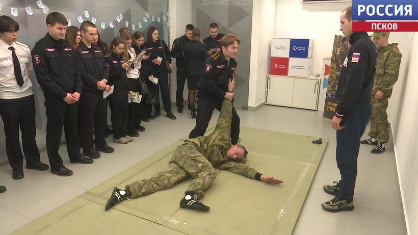 Студенты Пскова познакомились с профессией пограничника на Дне открытых дверей Погрануправления ФСБ Студенты Пскова познакомились с профессией пограничника на Дне открытых дверей Погрануправления ФСБ