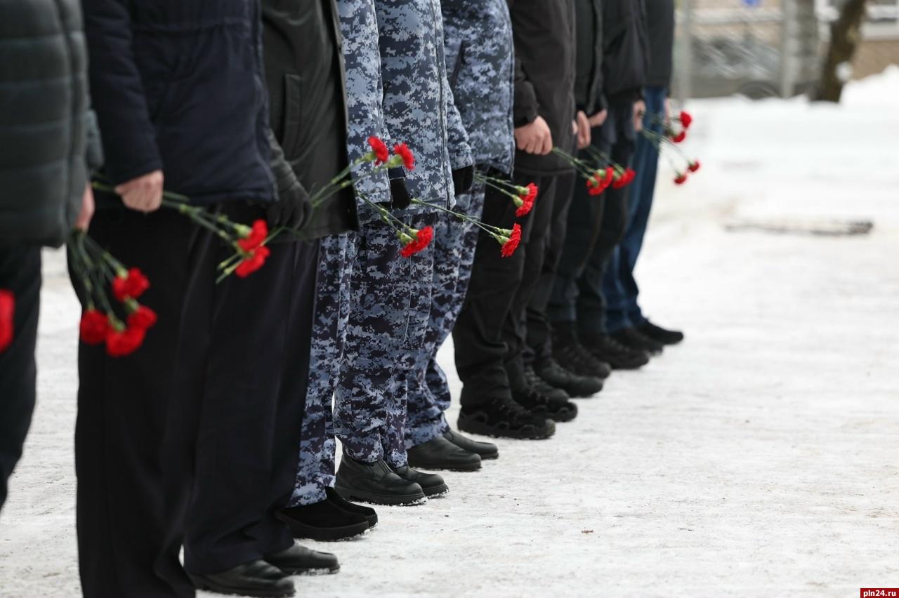 В Пскове освятили памятный знак погибшим военнослужащим и сотрудникам Росгвардии В Пскове освятили памятный знак погибшим военнослужащим и сотрудникам Росгвардии