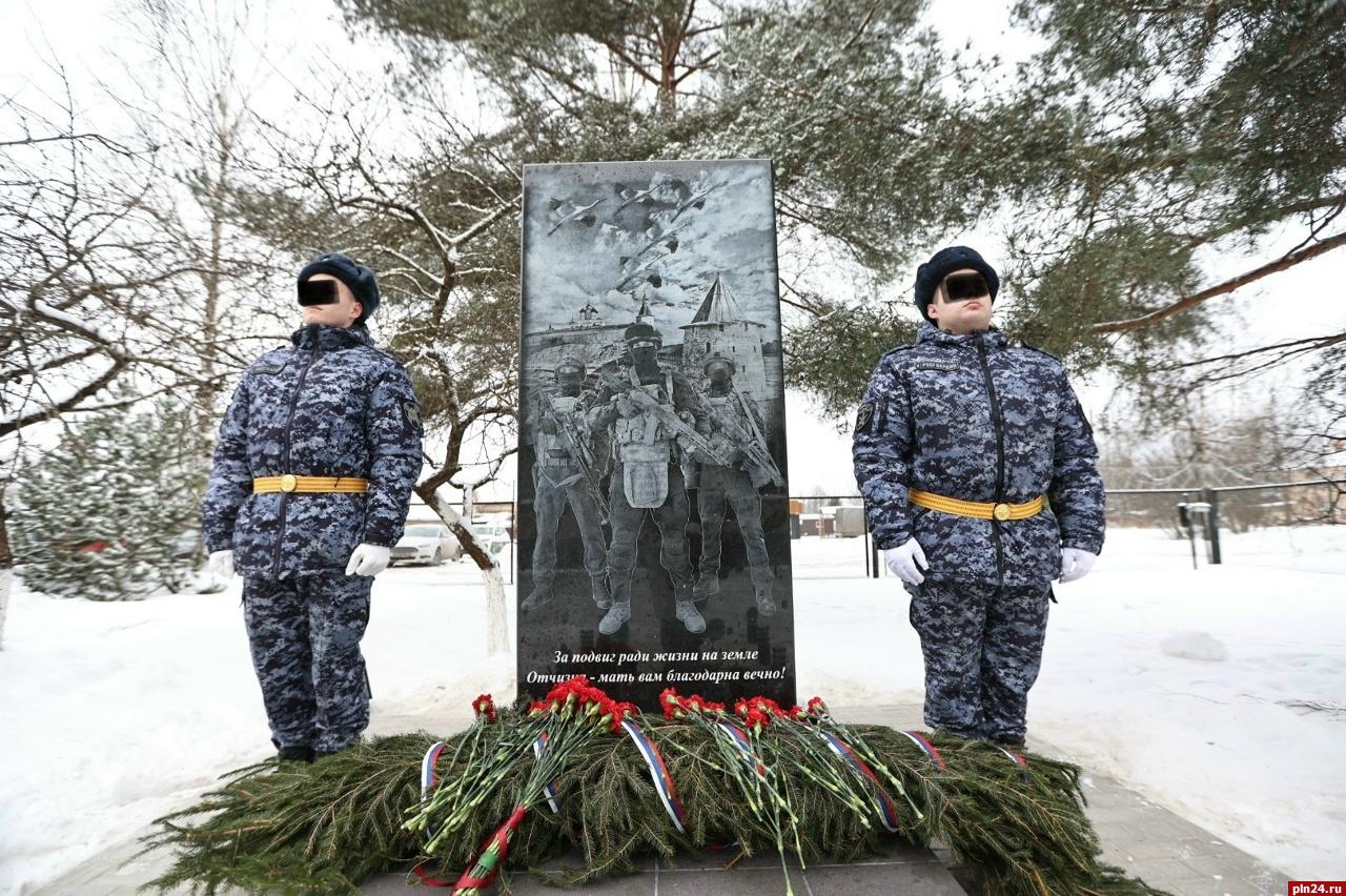 В Пскове освятили памятный знак погибшим военнослужащим и сотрудникам Росгвардии