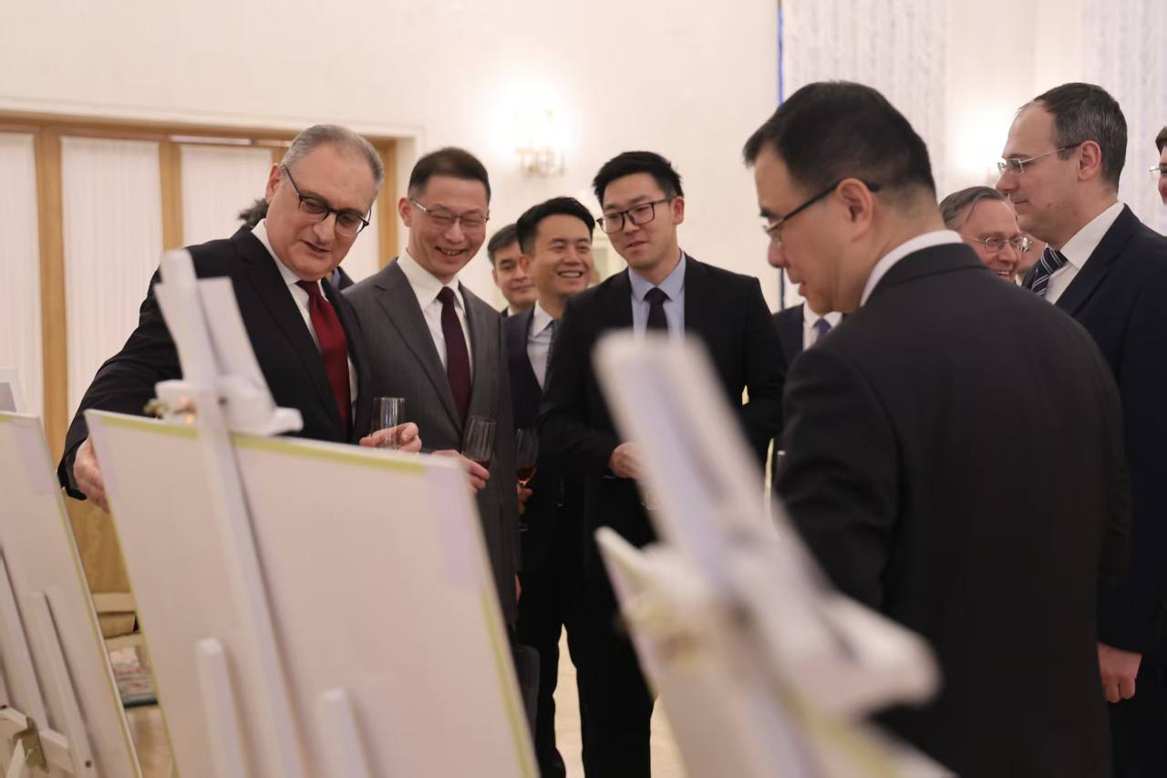 12 февраля в преддверии Нового года по лунному календарю в Посольстве состоялась дружеская встреча российских дипломатов во главе с Послом в Китае Игорем Моргуловым с коллегами-русистами Министерства иностранных дел КНР —... 12 февраля в преддверии Нового года по лунному календарю в Посольстве состоялась дружеская встреча российских дипломатов во главе с Послом в Китае Игорем Моргуловым с коллегами-русистами Министерства иностранных дел КНР —...