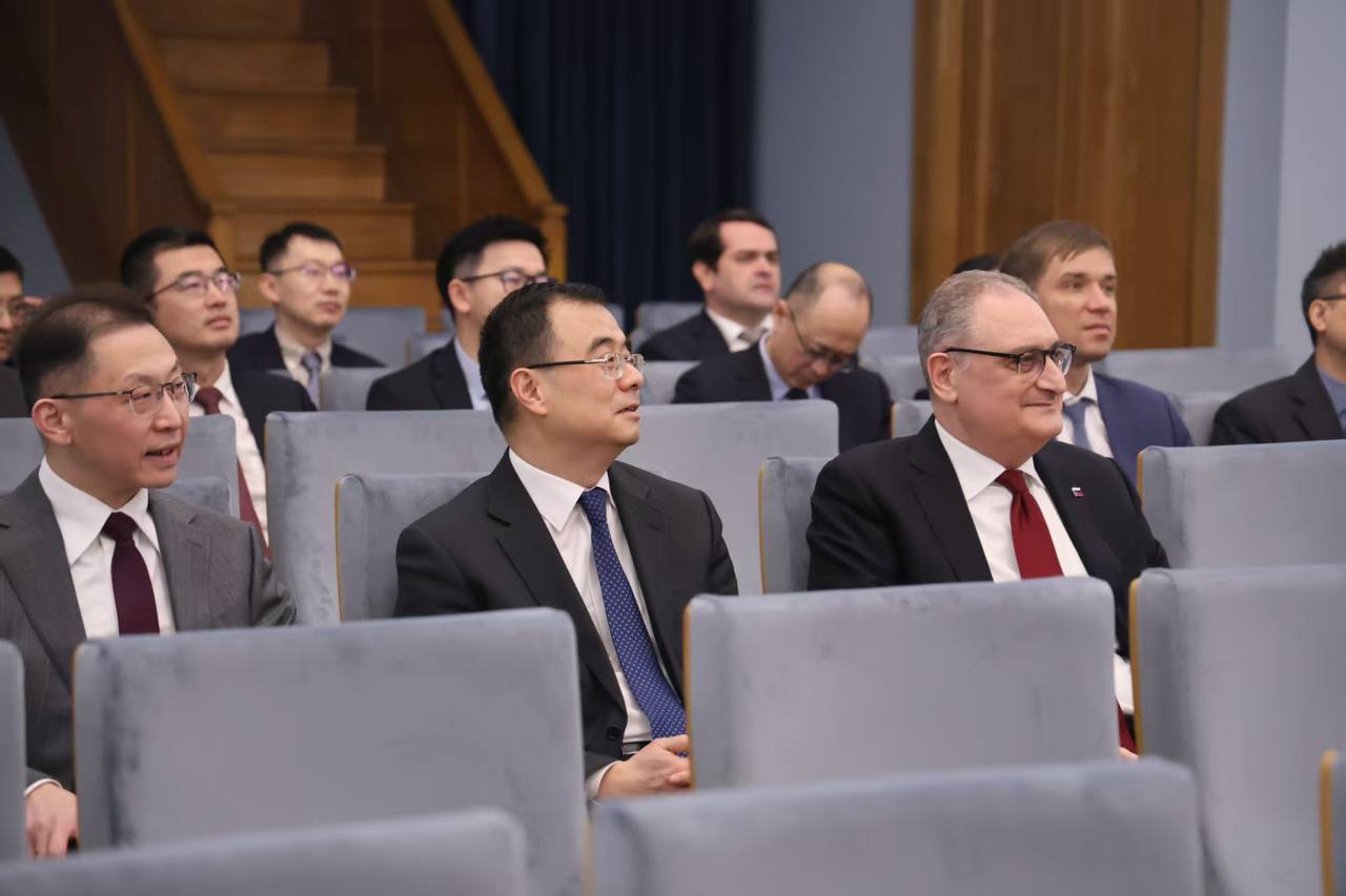 12 февраля в преддверии Нового года по лунному календарю в Посольстве состоялась дружеская встреча российских дипломатов во главе с Послом в Китае Игорем Моргуловым с коллегами-русистами Министерства иностранных дел КНР —... 12 февраля в преддверии Нового года по лунному календарю в Посольстве состоялась дружеская встреча российских дипломатов во главе с Послом в Китае Игорем Моргуловым с коллегами-русистами Министерства иностранных дел КНР —...