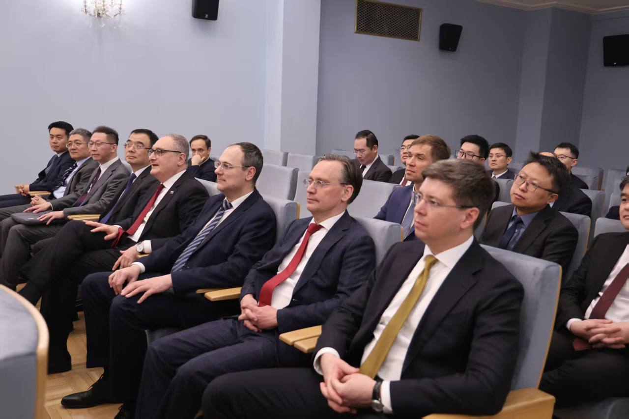 12 февраля в преддверии Нового года по лунному календарю в Посольстве состоялась дружеская встреча российских дипломатов во главе с Послом в Китае Игорем Моргуловым с коллегами-русистами Министерства иностранных дел КНР —... 12 февраля в преддверии Нового года по лунному календарю в Посольстве состоялась дружеская встреча российских дипломатов во главе с Послом в Китае Игорем Моргуловым с коллегами-русистами Министерства иностранных дел КНР —...