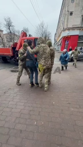 В Днепропетровске дед с ломом отбивает от людоловов другого деда и его внука